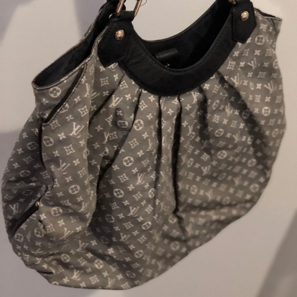 Woman never been used Louis Vuitton purse